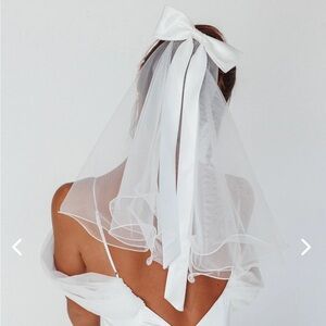 Selfie Leslie bow veil